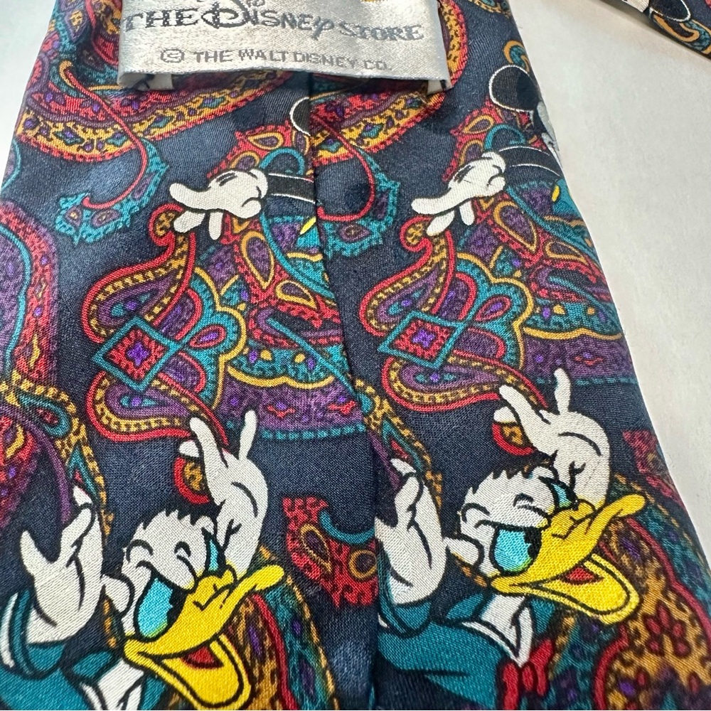 Vintage “The Disney Store” Classic Men’s Silk Tie 4” x 60”, Mickey Daffy Goofy - Picture 5 of 6